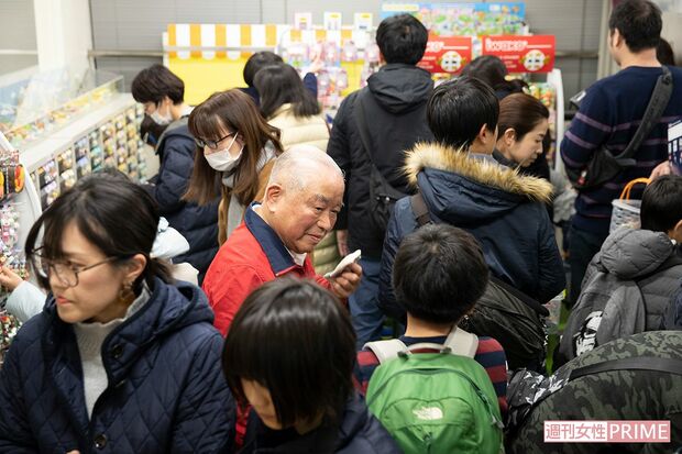 見学の最後は、お土産コーナーへ。引き出しに詰まった多種類の消しゴムに子どもたちは大興奮。親におねだりして、袋いっぱいに数千円分を購入する子どもの姿も　撮影／齋藤周造