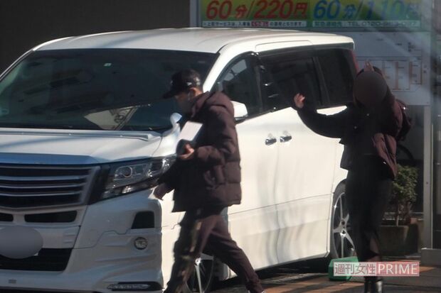 Aさんは、自宅から一緒に出た井上拓真を車まで見送った