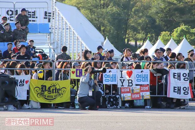 日本などアジア各地からファンが来場。「会場内は野宿禁止なのですが、場所取りのため深夜から並ぶファンも」（軍の広報担当）　撮影／古林由香