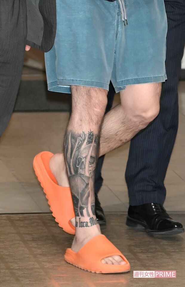 藤田容疑者の右足にも刺青が入っている