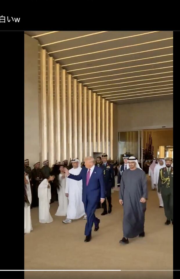 UAE訪問のトランプ大統領を頭を振り回して歓迎する現地の若い女性たち(Xより)