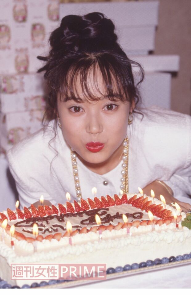 アイドル時代のバースデーイベントにて。ケーキを前に記念撮影