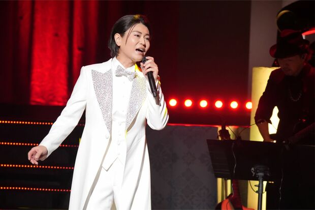 『東京キッド』『真赤な太陽』などの美空ひばりメドレーは、昨年末の『NHK紅白歌合戦』で着た衣装で