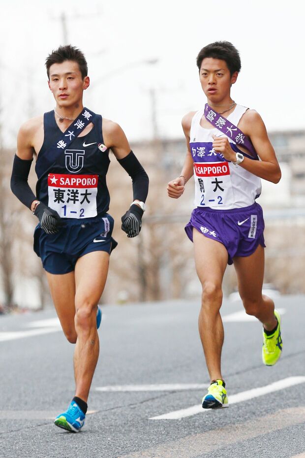 第91回大会(2015年)の2区。左が服部勇馬さん(東洋大)右が村山謙太さん(駒大)