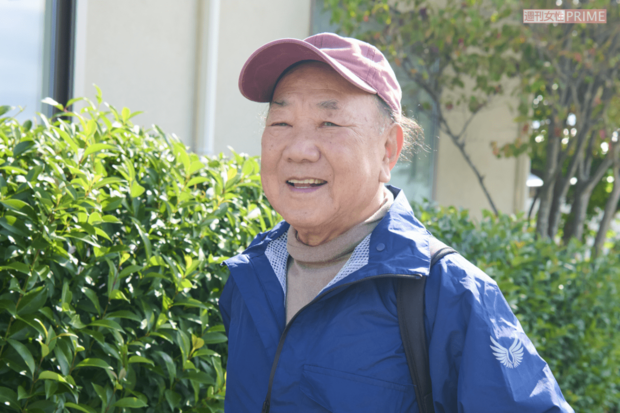 帽子のつばに汗をにじませて、撮影で使用する食材の買い出しから帰宅（撮影／山田智絵）