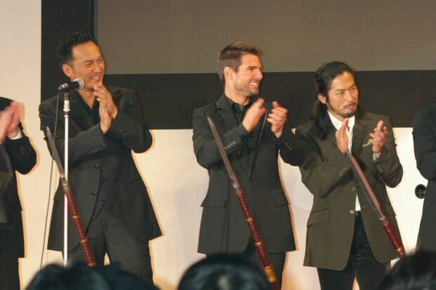 ’03年の映画『ラストサムライ』のジャパンプレミアではトム・クルーズを挟んで渡辺謙と真田広之