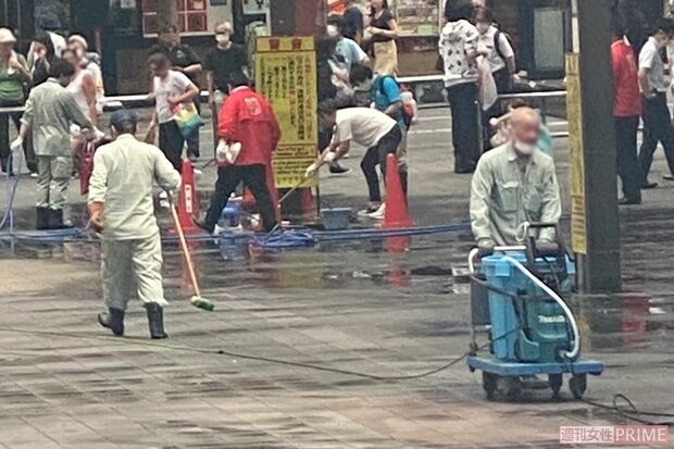 区役所職員が放水開始。騒がしくなる