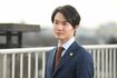 オーダーメイドのスーツを着こなす田口 （c）NHK