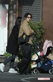'19年3月近所を散歩する賀来賢人・榮倉奈々夫妻