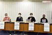 記者会見をした北関東医療相談会の事務局長・長澤正氏と大澤氏、ミョーチョーチョーさんら（撮影／畔柳ユキ）