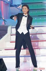 フォーマルな黒の燕尾服で『母』『櫻』『星空の秋子』など　撮影／廣瀬靖士