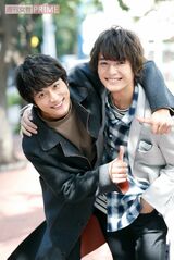 小関裕太(左)、溝口琢矢(右)　撮影／吉岡竜紀