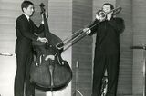 ベースを弾く犬塚弘（左）