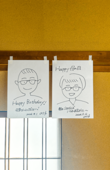 両親の誕生日や父の日、母の日には一言添えた似顔絵をファクスする。「拙い絵が面白いのか2人とも楽しみにしているようです」