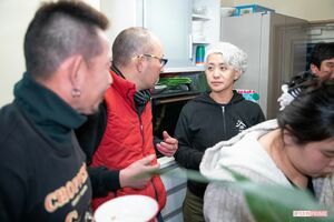 社長との打ち合わせ後、社員たちとも「元気？」「調子どう？」と雑談を交わす三宅さん　撮影／伊藤和幸