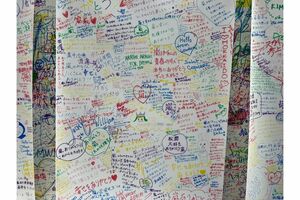 新千歳空港に設置されたメッセージボードは嵐色に（Xより）