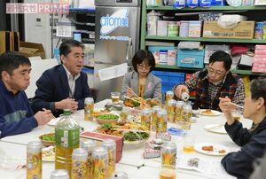 定例会には、渡辺さんや神達さんら男性介護者のほか、介護福祉士など支援者の姿も。なごやかな雰囲気で日ごろの思いを語らう