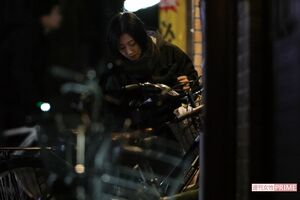 電動自転車に乗り、行きつけの銭湯を後にする壇蜜