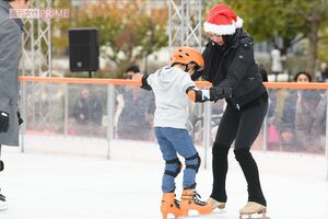 '19年、スケートリンクのオープニングイベントで参加した子どもにスケートを教える安藤美姫