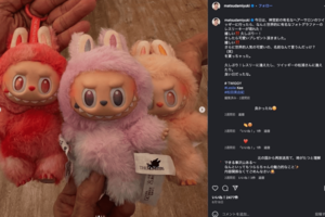 「ラブブ」を自慢する松田美由紀（公式インスタグラムより）