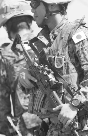 小銃を手にPKO施設内で警戒する陸上自衛隊員＝南スーダン・ジュバ