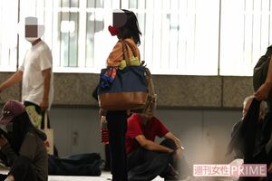 大きなカバンを持って歩く女性が印象的だった