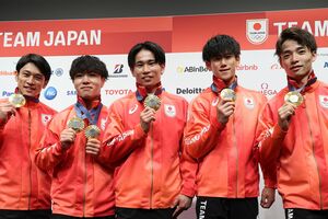 体操男子団体の5人、右から2番目が橋本大輝選手
