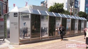  JR横浜駅前にある喫煙スペース。神奈川県は全国に先駆けて条例を制定、喫煙が規制されている（一部モザイク加工）