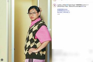 『未確認領域(U.M.A.)』MVビハインドシーンの平野紫耀。7:3分けに銀縁眼鏡の姿と、若々しいスタイルにキメ顔姿のギャップが話題に（Number_i公式インスタグラムより）