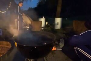 SixTONESのYouTube動画内で田中樹(左奥)がタバコらしきモノをくわえて…