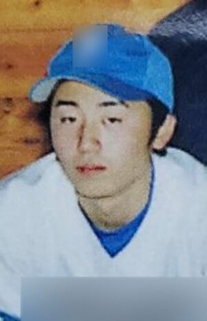 野球部に所属していた容疑者の中学生時代の写真。どことなくうつろな目だ（同級生提供）