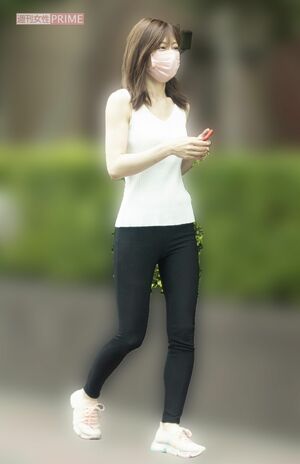 6月上旬、新居から子どもを学校へ送る熊田。現在は、3人の娘と母と5人で生活している