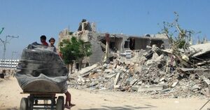  イスラエル軍と、ガザを実効支配するイスラム組織ハマスが衝突と停戦を繰り返し、ガレキと化した街で暮らす幼い子どもたち（写真は絵本より）