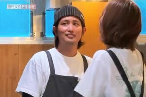 自身がオーナーを務めるカフェで働く桐山照史(2026年)