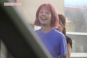 2025年8月中旬、撮影途中に歩きながらスタッフと談笑してリラックスモードの夏帆