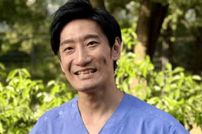 お笑いコンビ『マッハスピード豪速球』さかまきが語る「泥棒に間違えられる」涙と笑いが交差する“介護芸人…