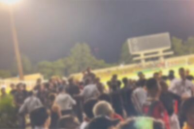 観客が暴動の様子を撮影していると…（SNSより、以下同）