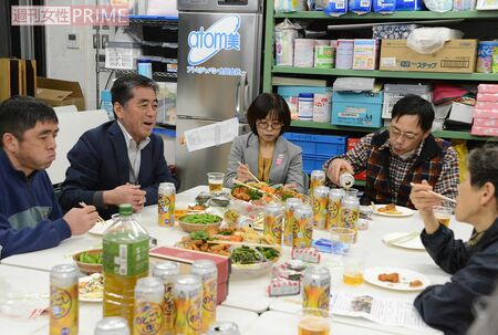 定例会には、渡辺さんや神達さんら男性介護者のほか、介護福祉士など支援者の姿も。なごやかな雰囲気で日ごろの思いを語らう