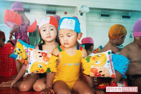 紗也香さんと一緒にスイミングスクールほか、さまざまな習い事に通った