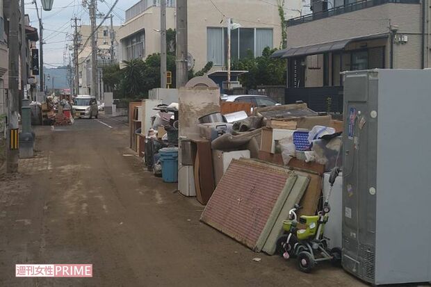 清水区・巴川が氾濫した清水銀座近辺は、道路の脇に水浸しになって使用不能になった冷蔵庫、テレビ、ベッドなどの粗大ゴミが山積になっている