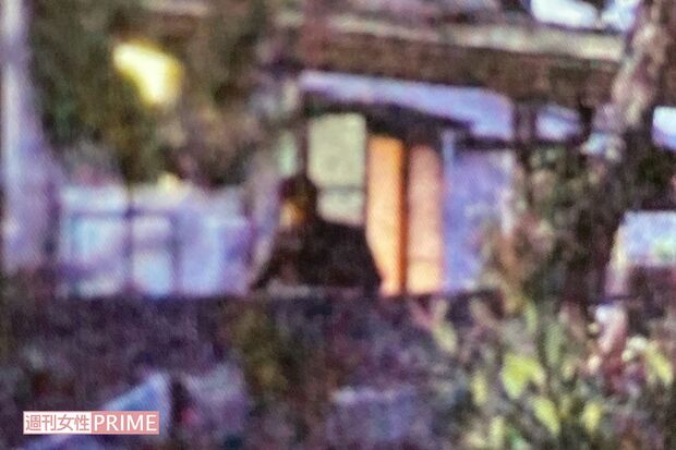 周囲をうかがいながらA子さんの自宅にあえて勝手口から入る松本憲二議員