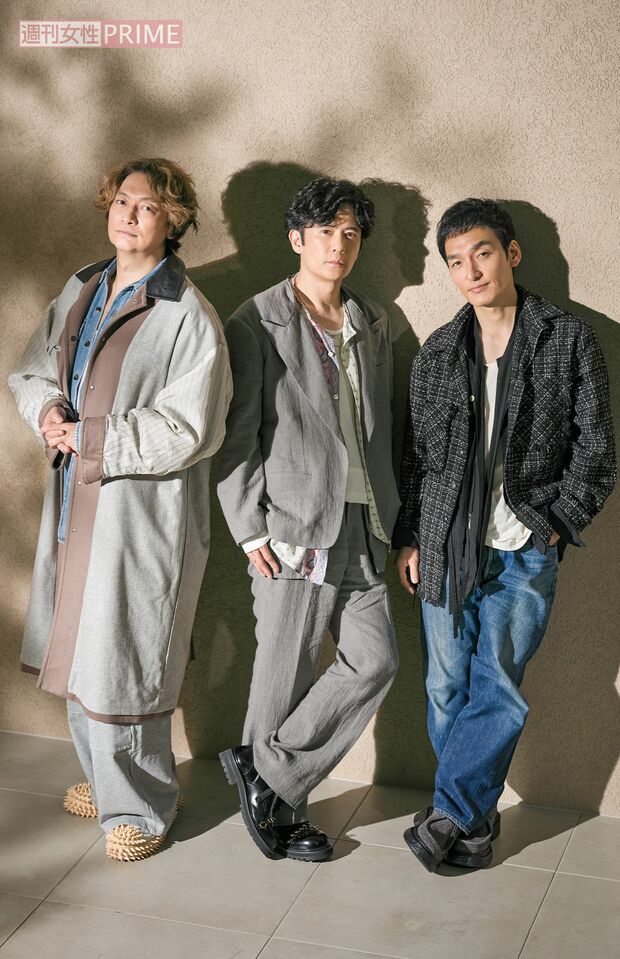 写真左から香取慎吾、稲垣吾郎、草なぎ剛　撮影／廣瀬靖士　ヘアメイク／金田順子（稲垣）、荒川英亮（草なぎ）、石崎達也（香取）　スタイリスト／黒澤彰乃　衣装協力／ジャンピエール（アドナスト）