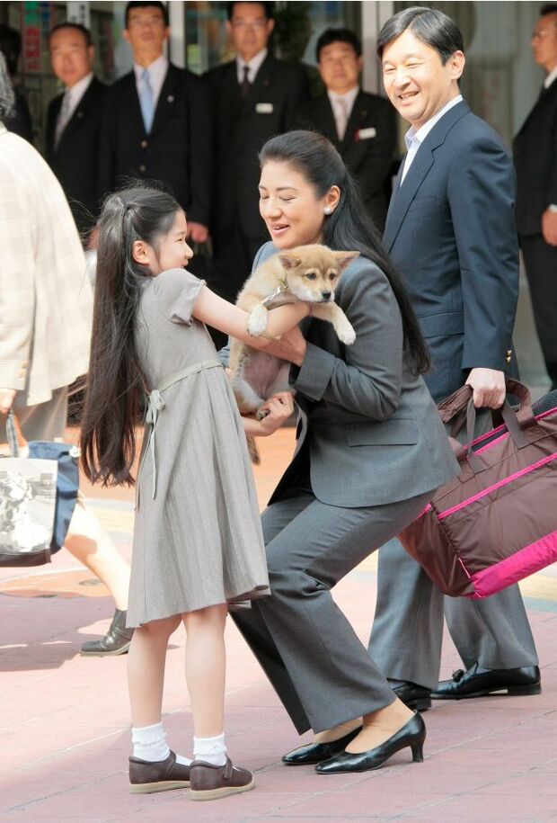 2009年5月　栃木・御料牧場にご静養に向かう際の宇都宮駅で、愛犬の由莉を優しく雅子さまに手渡す愛子さま。動物病院で保護された犬を譲り受け、愛子さま自らが名付けられた