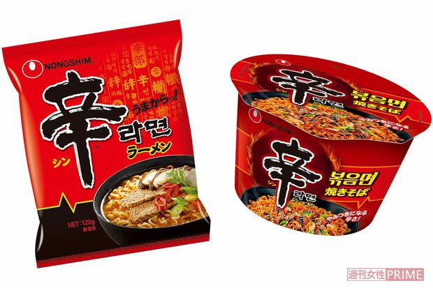 （左）赤と黒が基調のパッケージは、売り場でもひと際目を引く。付属のかやく、スープと一緒に麺を煮込んで4分半で完成し、食べ応えも抜群。（右）昨年発売した「辛ラーメン　焼きそば」