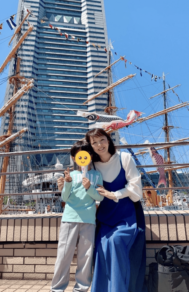 丸岡いずみ、自身の息子とのツーショット(丸岡いずみ公式Xより)