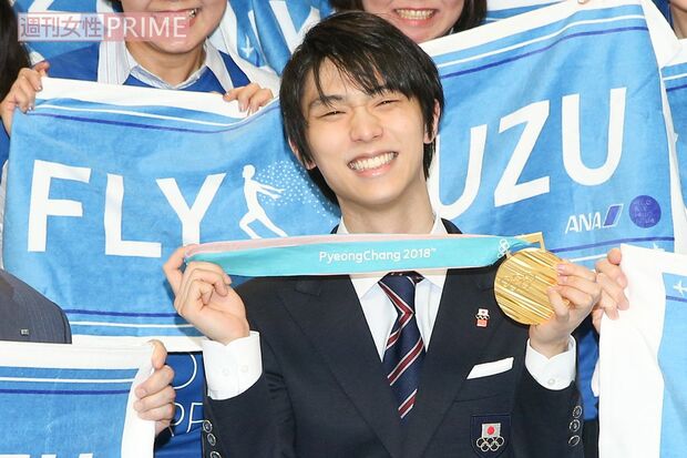 「飛べ！ゆづ！」のタオルのように、次回の北京大会や「4回転半」「5回転」への期待がかかるゆづ。まずは右脚をしっかりと治してから　撮影／吉岡竜紀