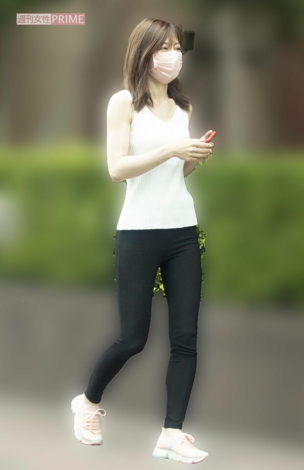 6月上旬、新居から子どもを学校へ送る熊田。現在は、3人の娘と母と5人で生活している