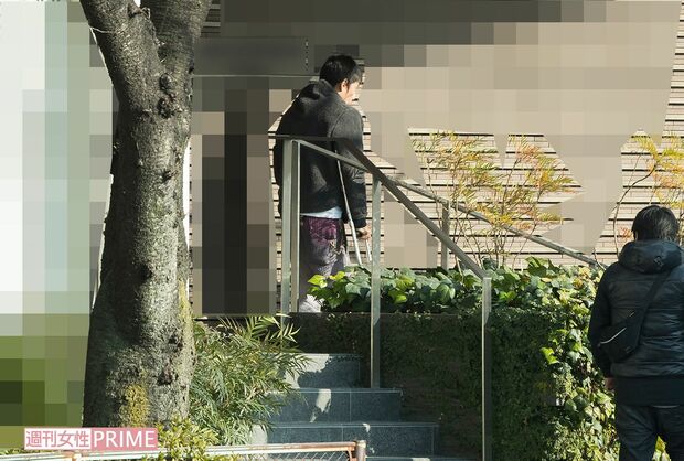 長めの散歩だったのか1時間ほどで戻ってきた。表情は険しかった