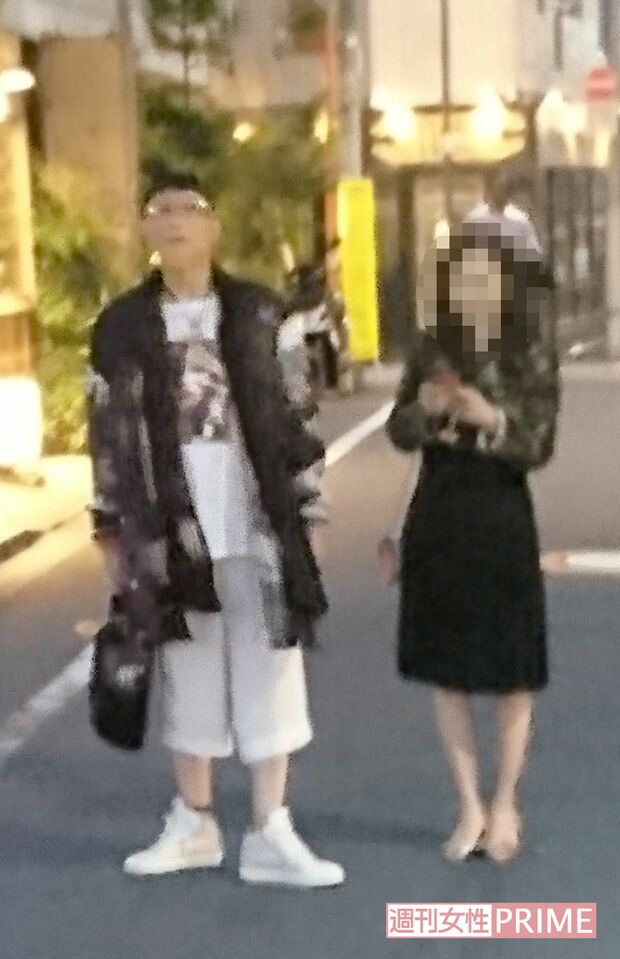 EXILEのメンバーのような服装のデュークは、夫人とワインバーへ