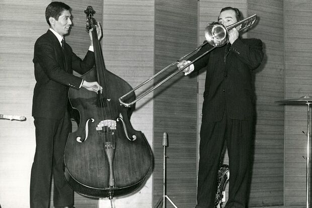 ベースを弾く犬塚弘（左）